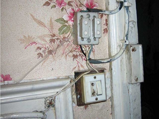 Rénovation de vieux fils électriques par un électricien Brest