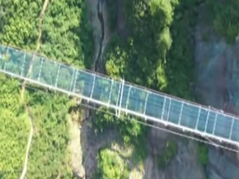 Pont Des Heros A Peine Ouvert Deja Ferme Le Pont De Verre Suspendu A 180 M