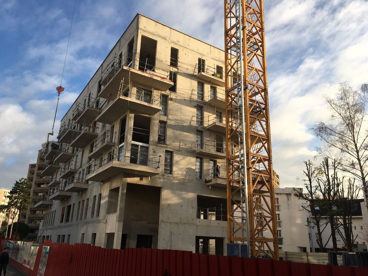 Logements : en baisse, les mises en chantier ont néanmoins bien