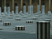 Buren menace de détruire ses colonnes