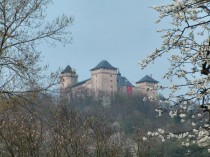 Des éoliennes en arrière-plan du château de ...