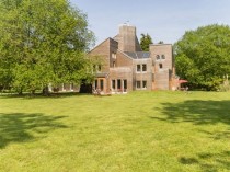 Le surprenant intérieur en briques d'une maison ...