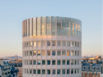 A Paris, une tour brutaliste devient un phare ...