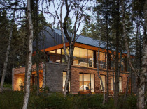 Une villa en pierre et bois s'ancre dans la nature ...