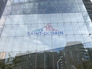 Saint-Gobain se dens...