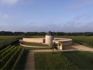 En Bretagne, un chai viticole s'harmonise à son ...