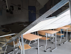 Le faux plafond d'une salle de classe s'effondre ...