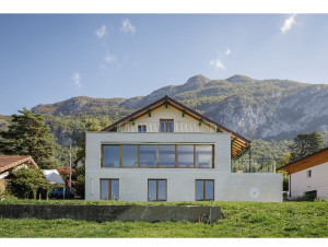 À Annecy, une maison des années 1960 retrouve de ...