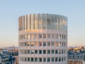 A Paris, une tour brutaliste devient un phare ...