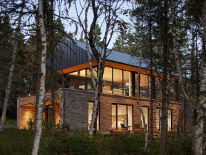 Une villa en pierre et bois s'ancre dans la nature ...