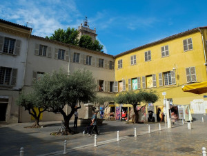 À Toulon, l'ancien évêché, haut-lieu culturel, ...