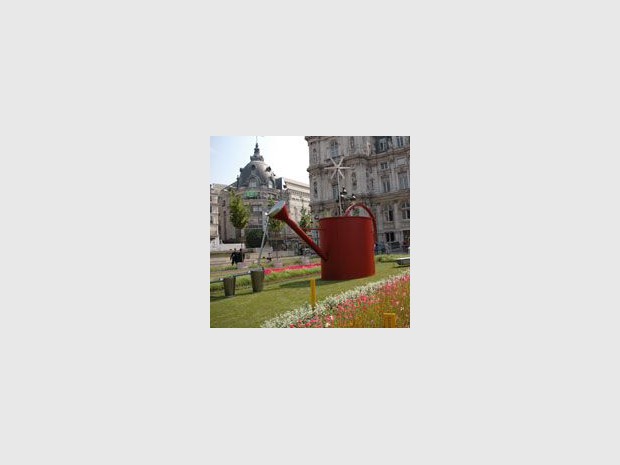 Le parvis de l?Hôtel de Ville de Paris se fait jardin