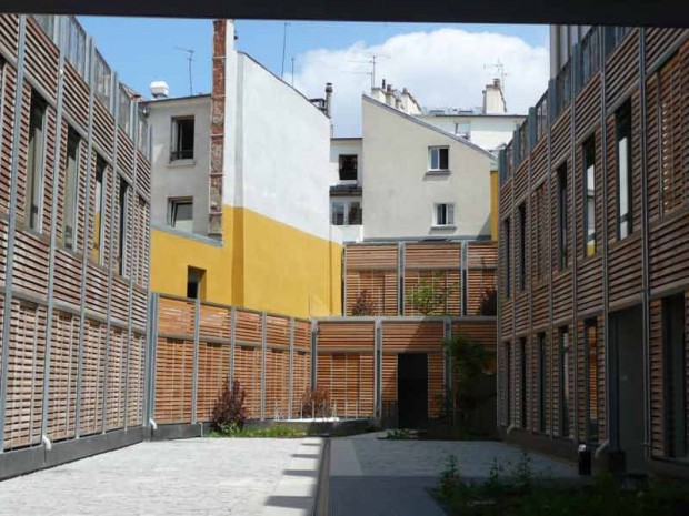 Façade en bois donnant sur la cour