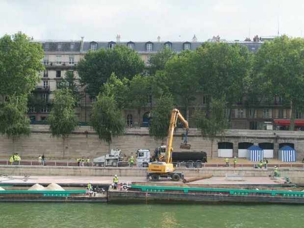 Sable transporté du bateau au camion