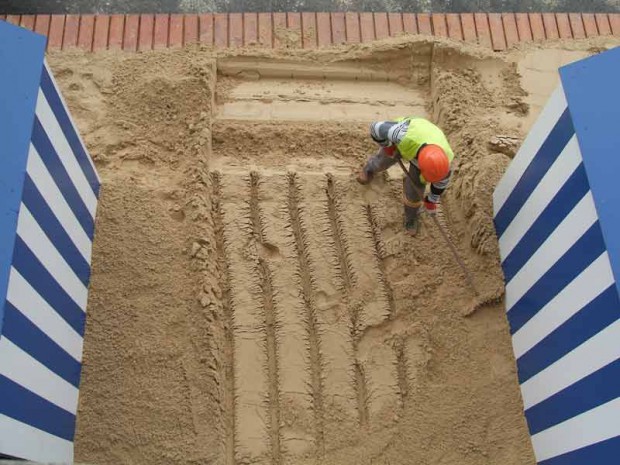 Le sable est étalé au rateau