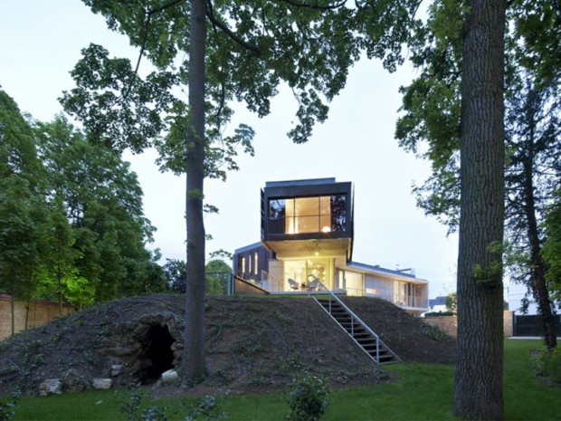 Une maison au-dessus d'une grotte