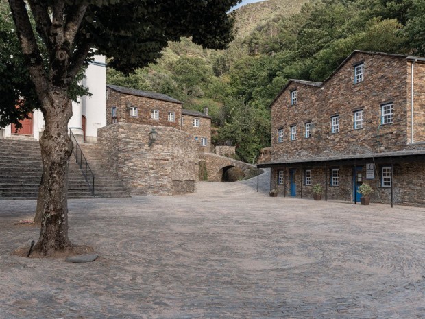 Place et office de tourisme de Piódão