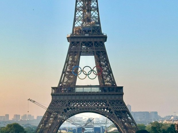 La tour Eiffel et ses Anneaux olympiques
