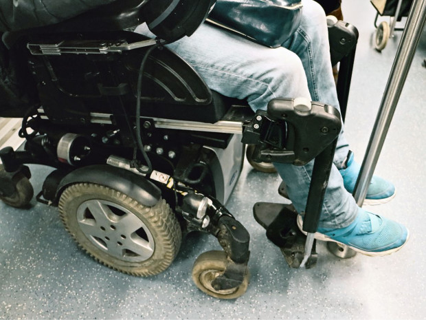 Handicapé fauteuil roulant métro Paris