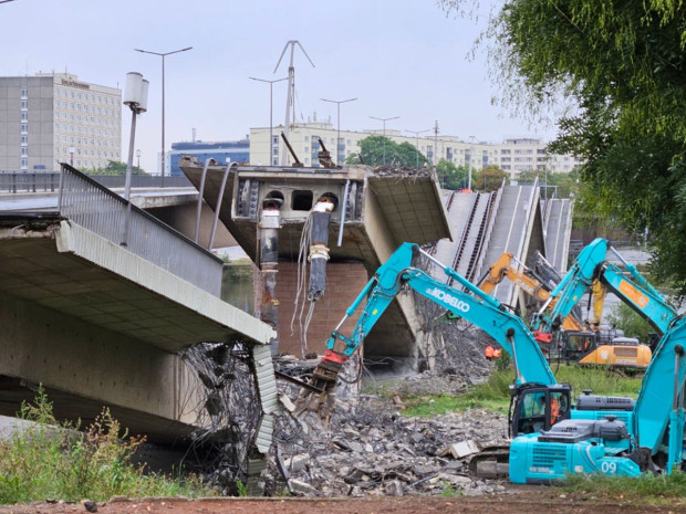 Démolition et évacuation des débris après l'effondrement du pont Carola, à Dresde, en Allemagne.