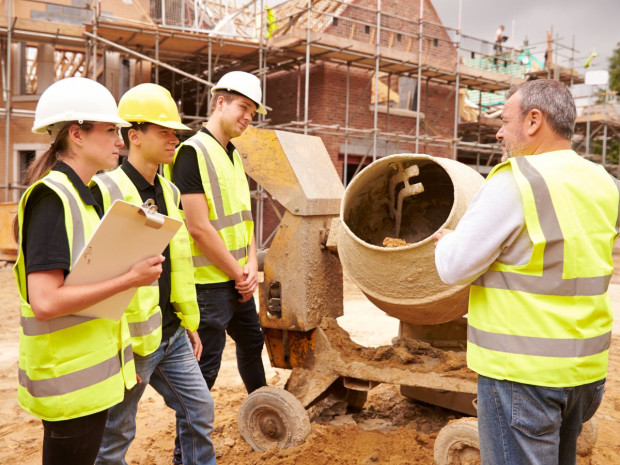 Chantier avec apprentis et maitre d'apprentissage