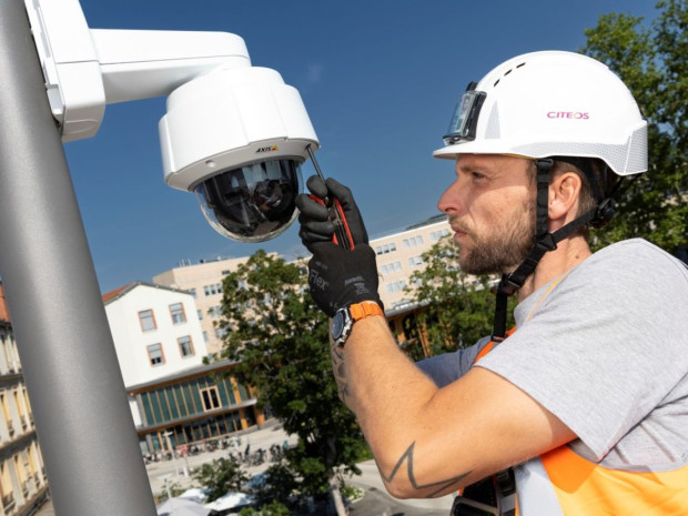 Collaborateur de l'agence Citeos en opération de maintenance