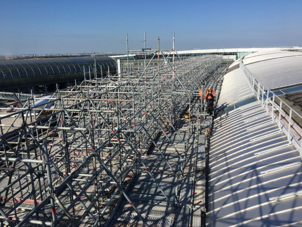 Travaux de couverture du terminal 2E de l'aéroport Paris-Charles-De-Gaulle.