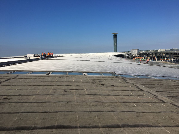 Travaux de couverture du terminal 2E de l'aéroport Paris-Charles-De-Gaulle.