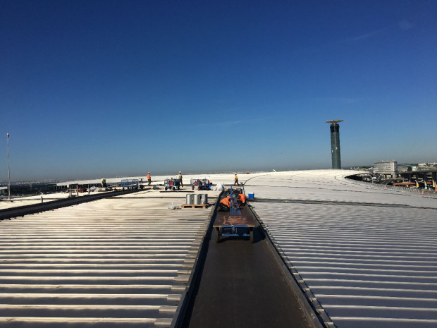 Travaux de couverture du terminal 2E de l'aéroport Paris-Charles-De-Gaulle.