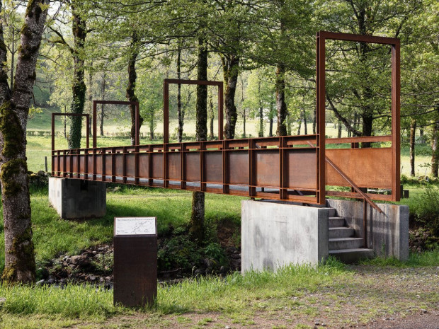 La passerelle piétonne au-dessus de la Jordanne Atelier du Rouget Simon Teyssou & associés Eiffel de l'architecture 2024