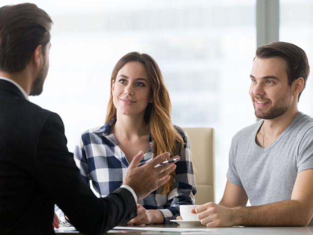 Conseiller bancaire jeune couple crédit