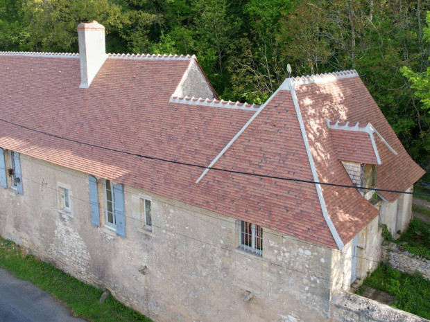 Rénovation de la couverture d'une bâtisse par l'entreprise Benard couverture - Trophées Aléonard