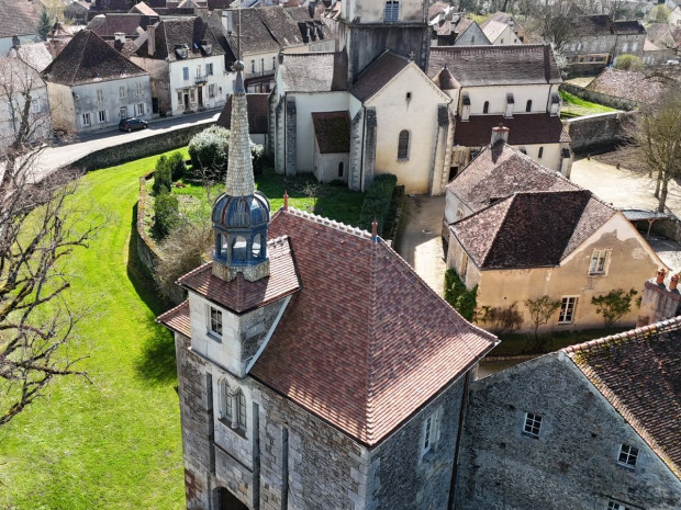 Toiture du châtelet d'entrée du château d'Époisses, entreprise Barbaud - Trophées Aléonard