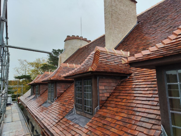 Rénovation de la couverture de la maison du Bois des Moutiers par SFC toiture - Trophées Aléonard