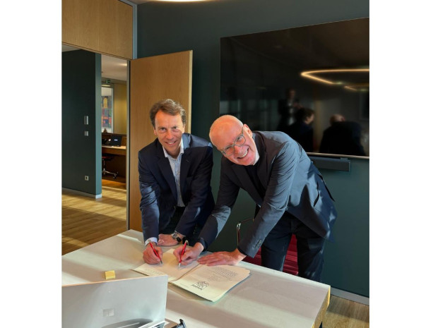 Dr Karl-Michael Schutz et Guillaume Clément pendant la signature de l'acquisition