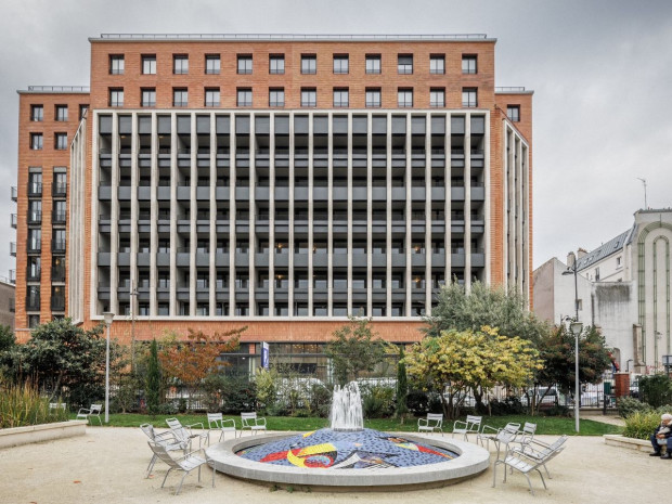 La façade centrale du "Paris Magenta" rénovée