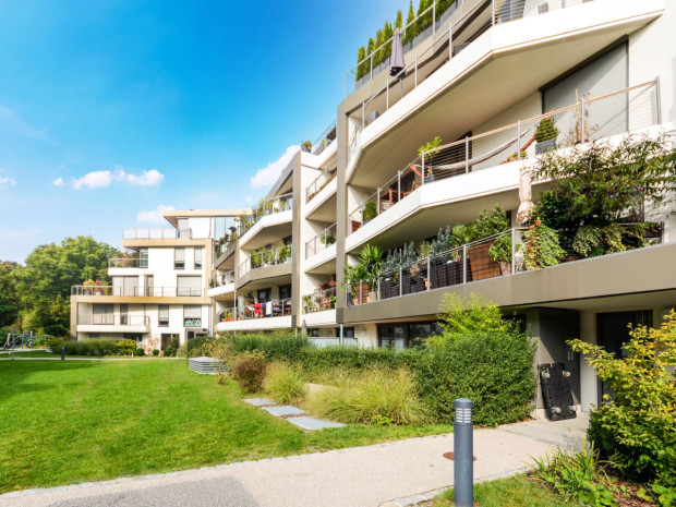 Bâtiments résidentiels écologiques et durables verts, maisons à faible consommation d'énergie