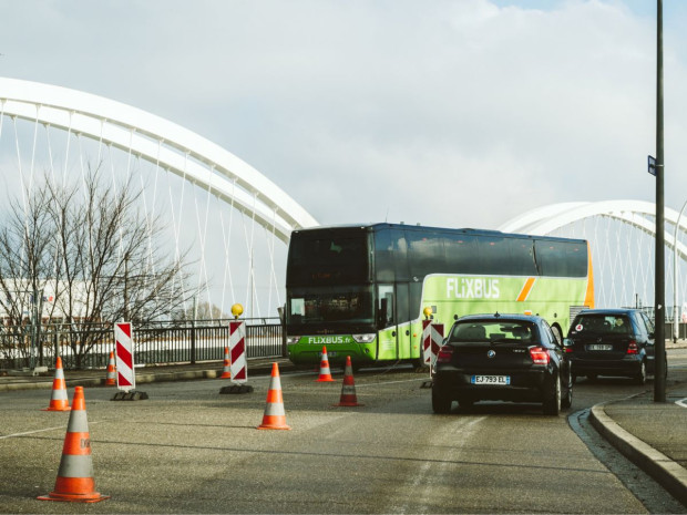 Circulation sur le pont de l'Europe, reliant Strasbourg à la ville allemande de Kehl