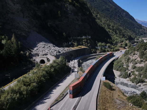 L'éboulement d'un pan de la falaise de La Praz, en août 2023, a entraîné la fermeture de trois infrastructures de transports. Seule l'A43 a pu rouvrir rapidement, même si en mode dégradé jusqu'à fin 2024.