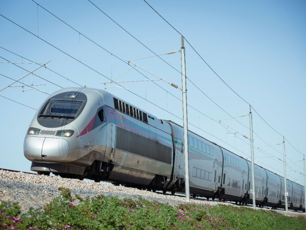 Train sur la ligne à grande vitesse marocaine entre Tanger et Kénitra