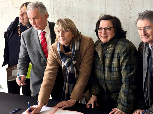 Valérie Létard ministre du logement et Emmanuelle Cosse, présidente de l'Union sociale pour l'habitat. Signature de la feuille de route du logement social pour 2025 à Ormesson-sur-Marle le 7 février 2025