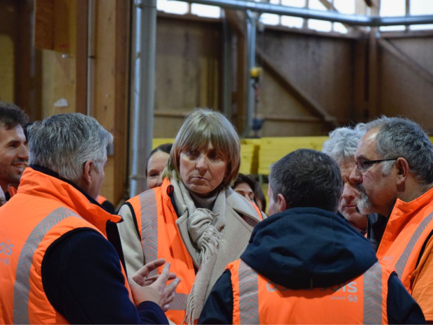 Valérie Létard, ministre en charge du Logement, le 20 février 2025, en visite dans une usine d'Ossabois.