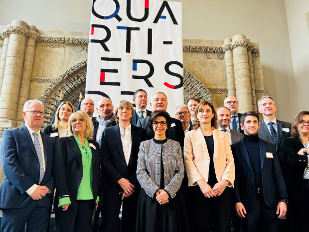 Quartiers de demain photo de groupe avec les ministres et les maires des dix communes retenues