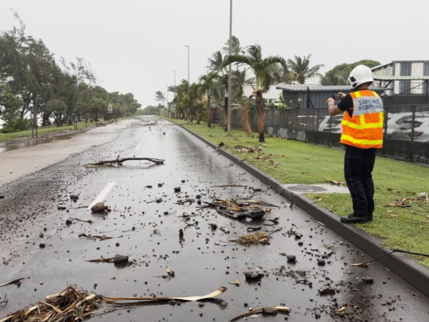 Sapeur-pompier intervenant après le cyclone Garance, La Réunion