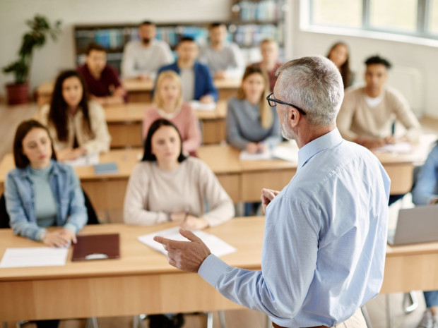 Enseignant école - iStock-Drazen Zigic