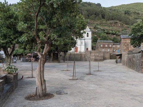 Place et office de tourisme de Piódão