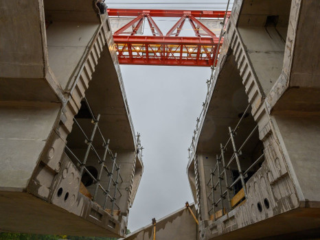 Pose du dernier voussoir du viaduc de Colne Valley, HS2